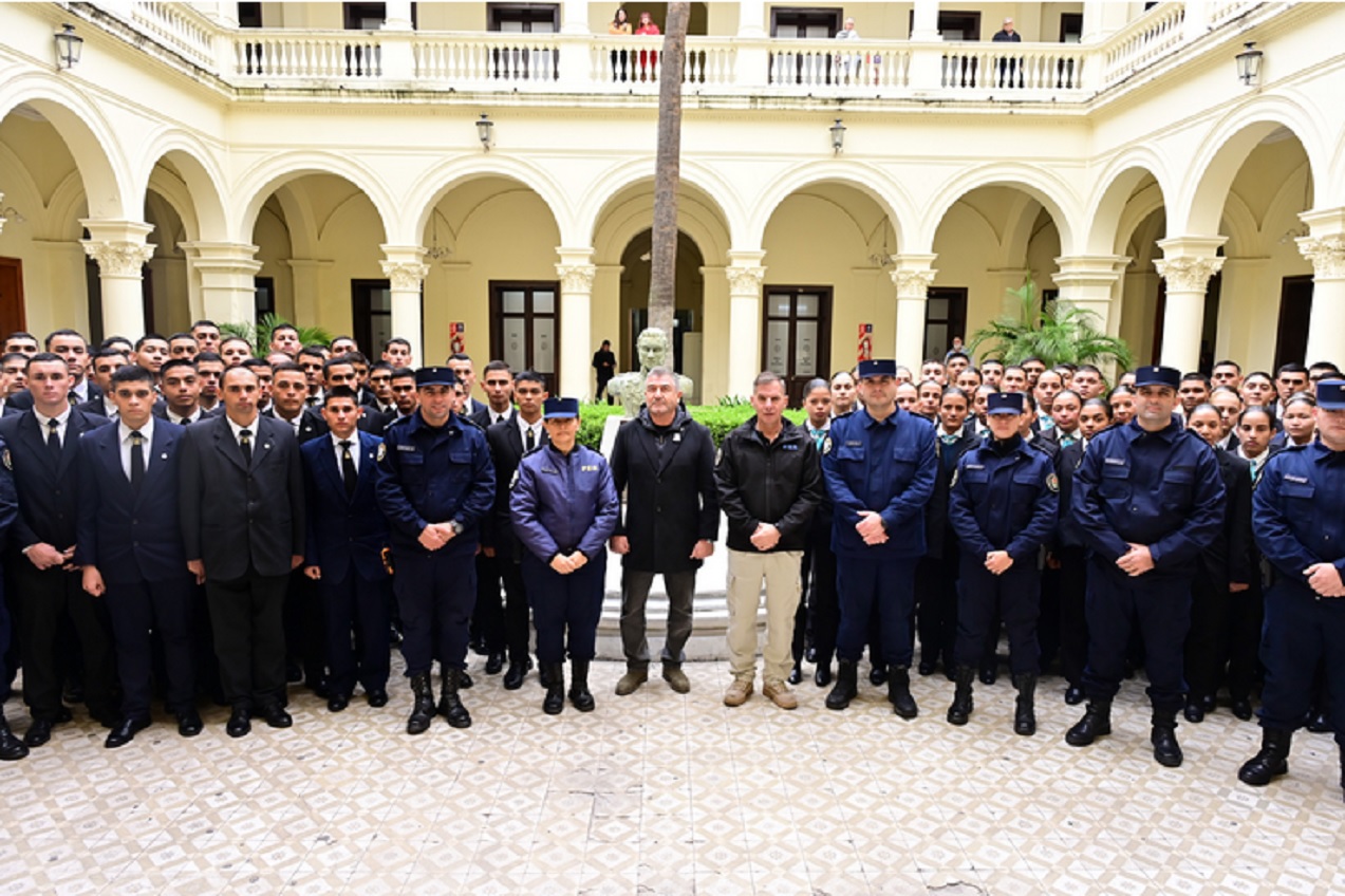 En el marco de su formación profesional futuros oficiales de policía recorrieron la Casa de Gobierno