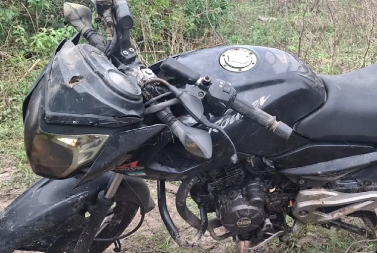 Una tarde familiar terminó con el hallazgo de una moto robada y sumergida en un arroyo