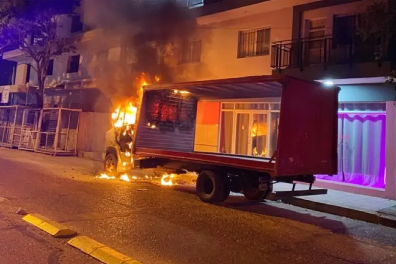 Un camión se incendió en plena vía pública e investigan si fue intencional