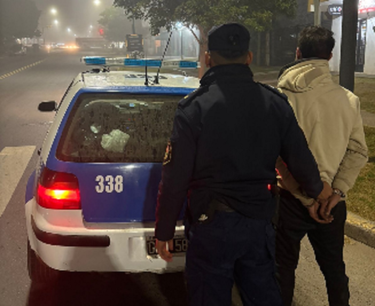 Llevaba en una mochila elementos que había robado en un vehículo. Fue detenido