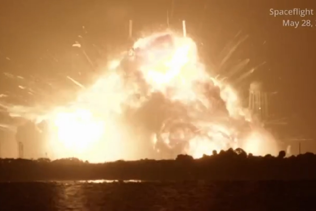 Cabo Cañaveral: explotó el cohete New Glenn de Blue Origin durante un ensayo de motores en la plataforma de lanzamiento