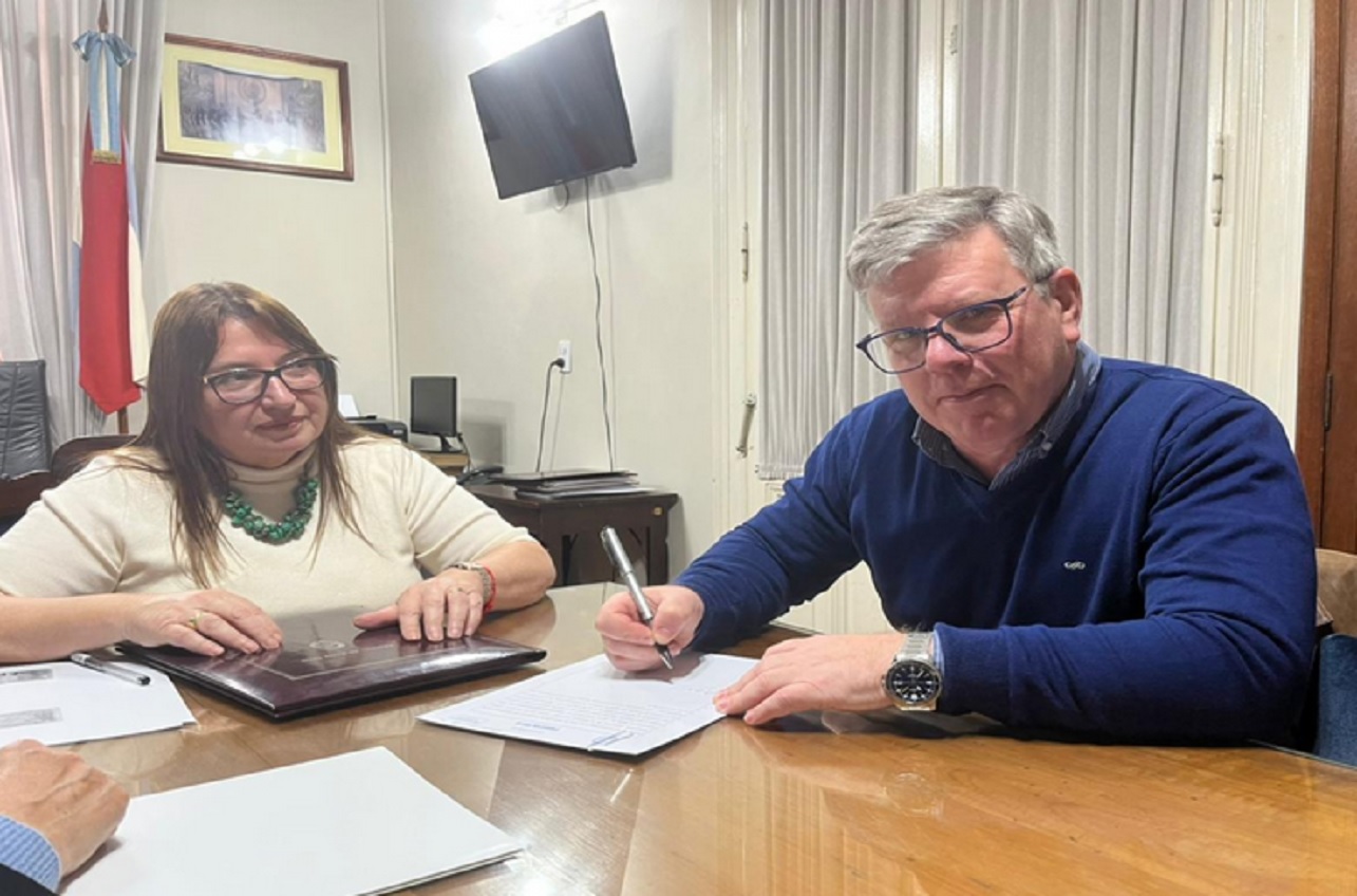 María Grande es el primer municipio en firmar convenio para construir viviendas con financiamiento provincial