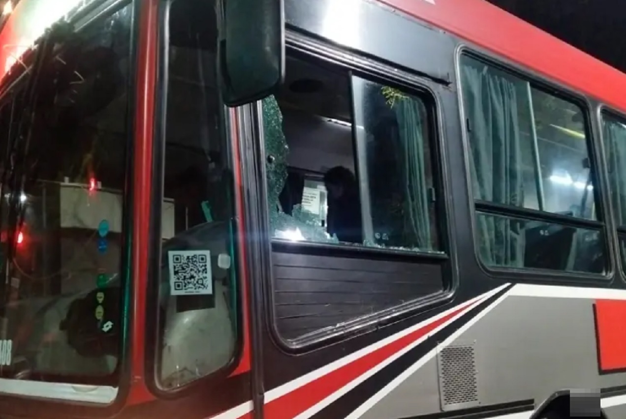 Detuvieron a repartidor por apedrear un colectivo y lesionar al chofer
