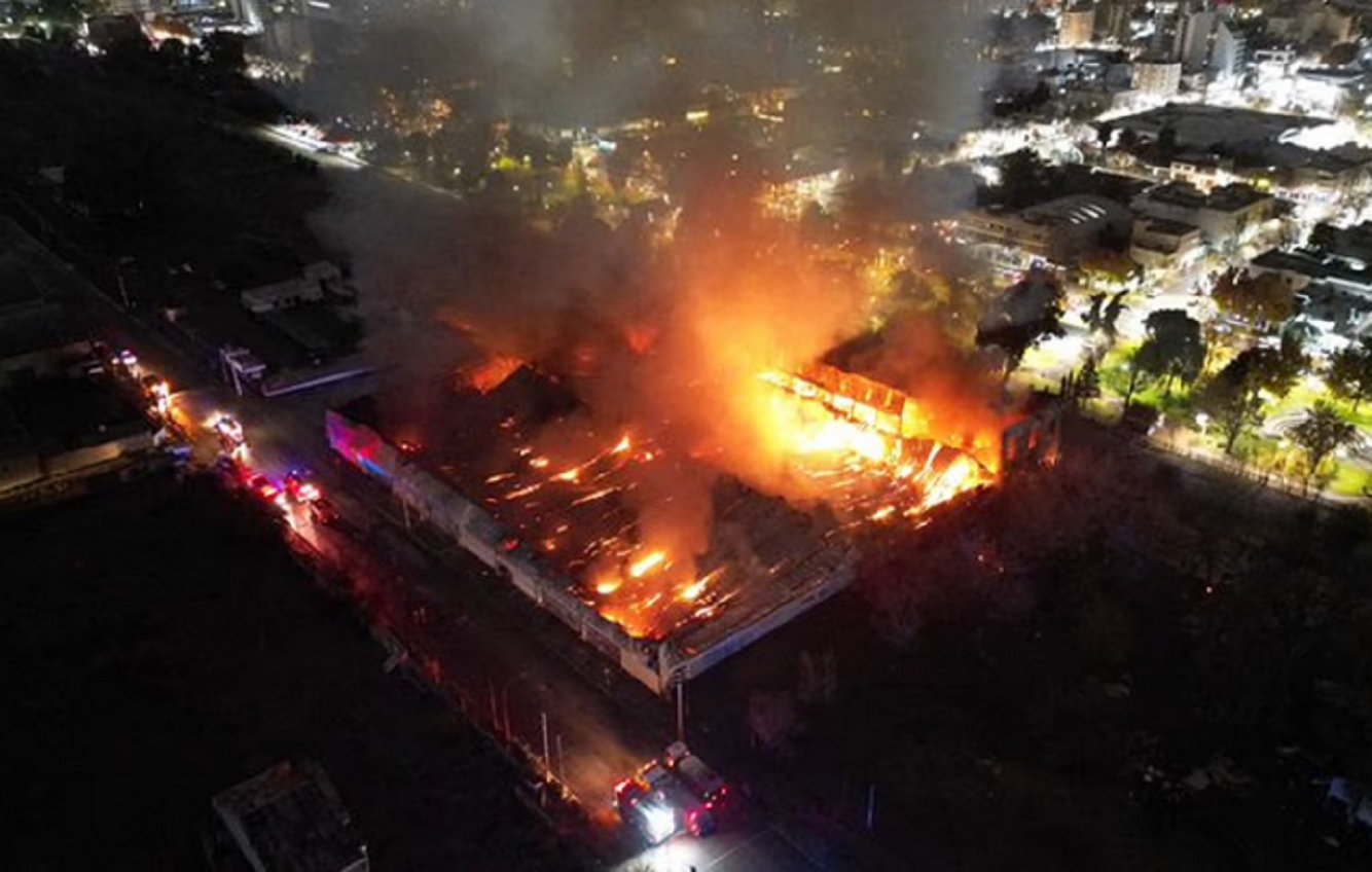 Voraz incendio en el depósito de un supermercado