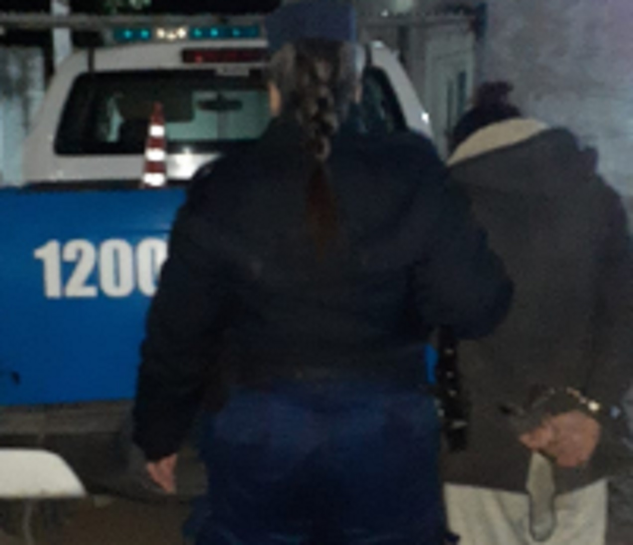 Mujer salió enojada de centro de salud y arrojó piedras que impactaron en un vehículo