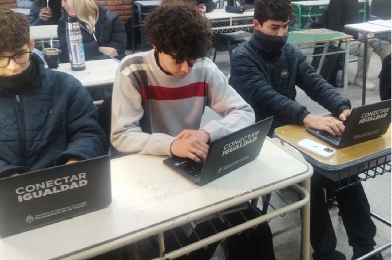 Estudiantes de una escuela técnica refaccionan computadoras para escuelas primarias