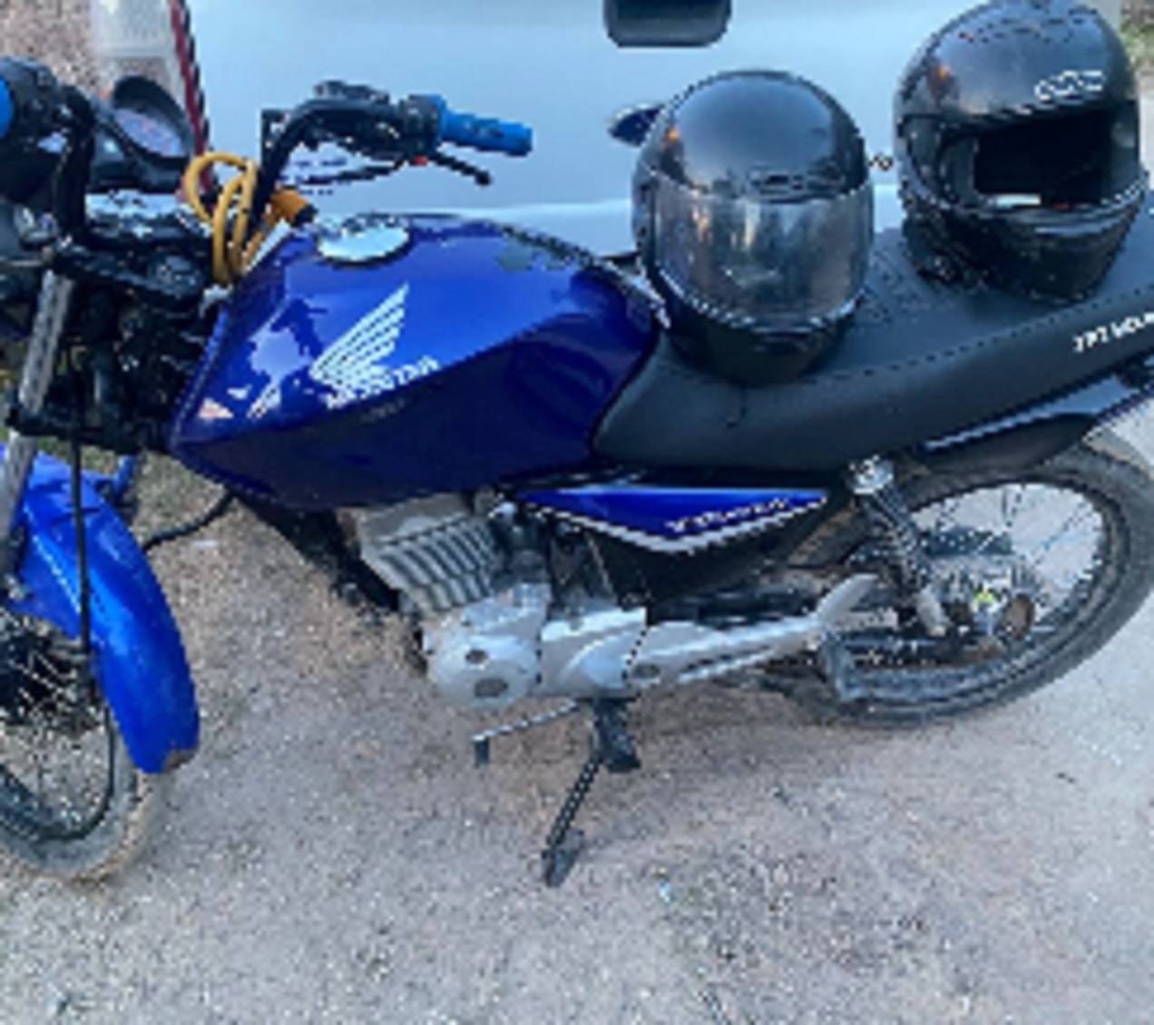 Abuso de armas: secuestraron una moto, cascos, campera municipal y otros elementos