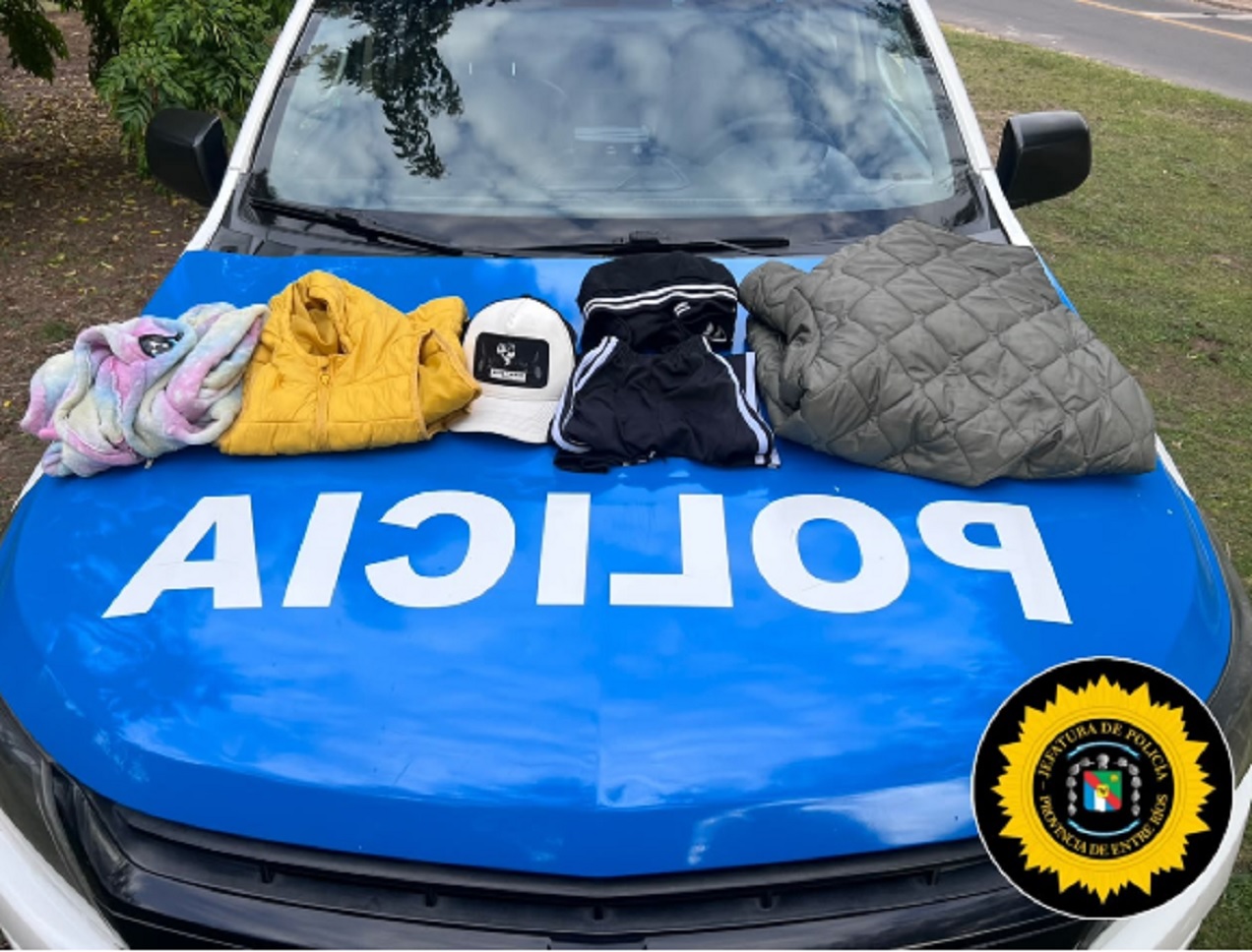 Localizaron en zona de arroyo bolsas con prendas de vestir que habrían sido robadas en un comercio