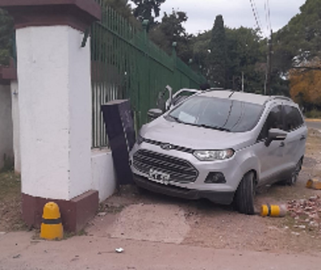 Perdió el control del vehículo y chocó conta el ingreso del Hospital Militar