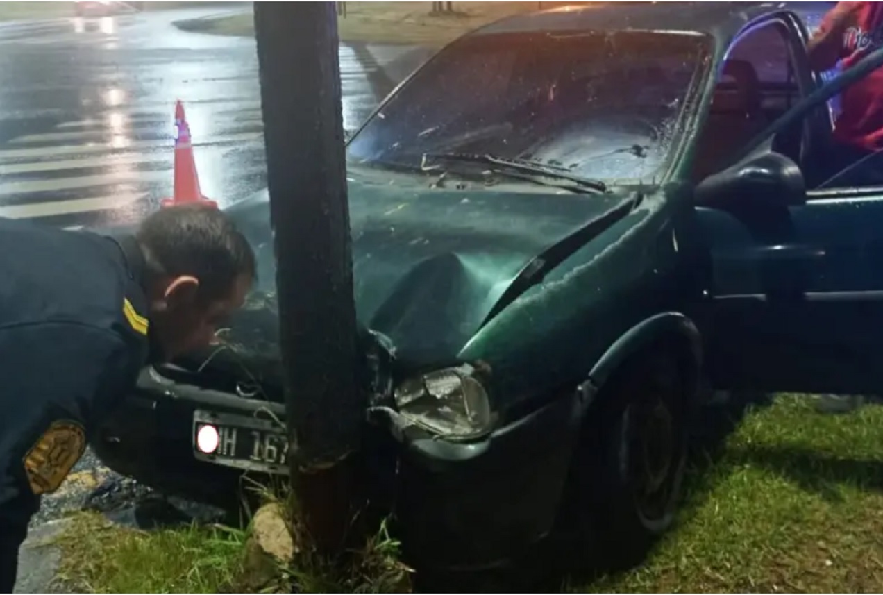 Perdió el control de su auto, chocó un poste y terminó con el vehículo retenido por alcoholemia