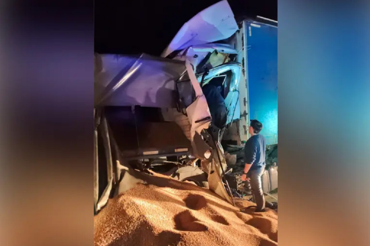 Un camionero quedó atrapado tras chocar contra un acoplado desprendido en la ruta