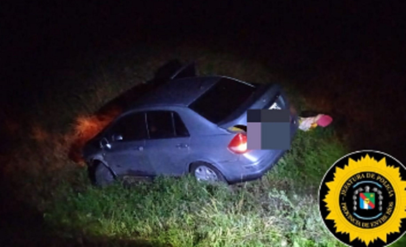 Despistó y quedó en una banquina profunda
