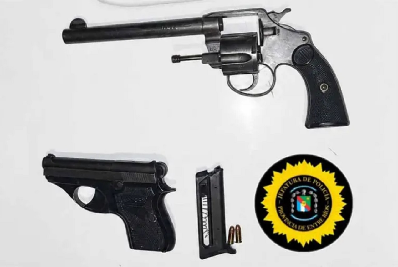Detuvieron a dos hombres que vendían armas de fuego por grupos de WhatsApp