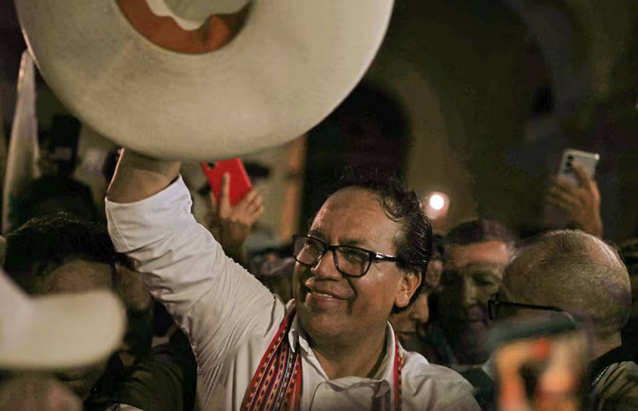 Sánchez adelanta a Fujimori en una contienda electoral aún abierta en Perú
