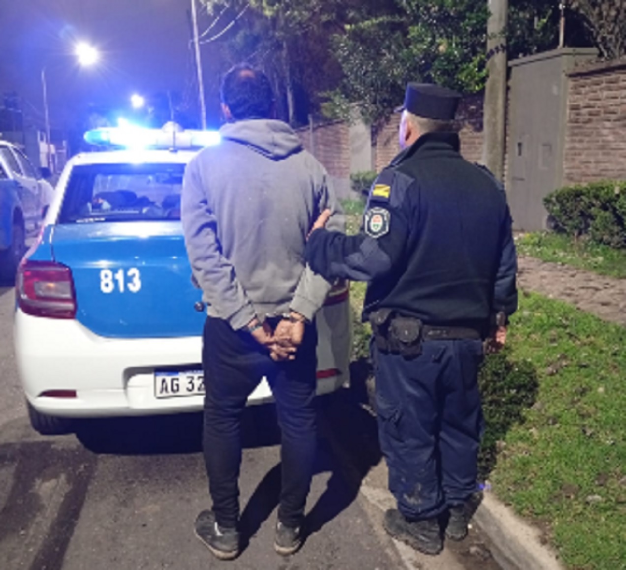 Lo descubrieron en el techo de una vivienda, se dio a la fuga y lo detuvieron
