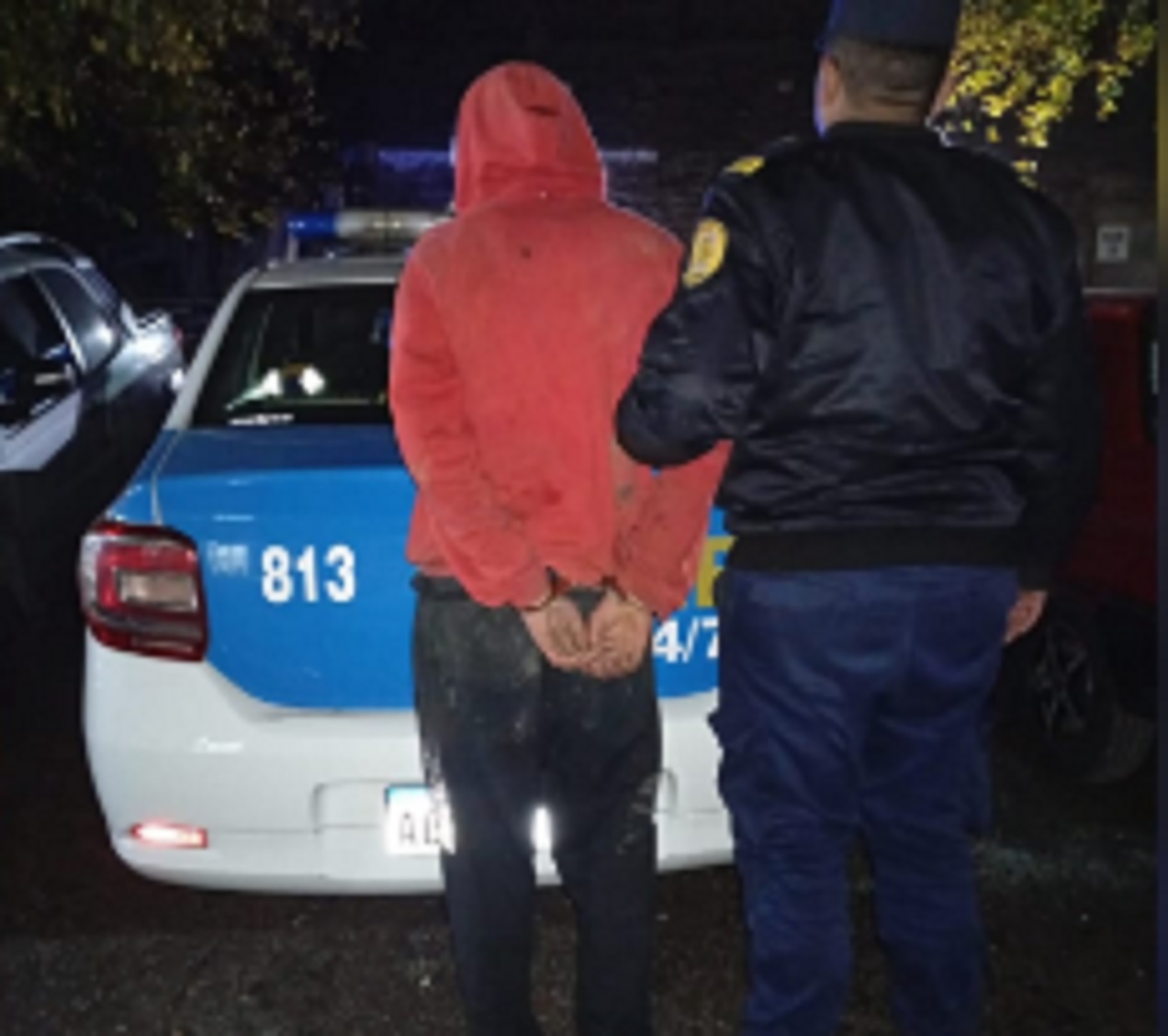 Lo vieron salir a través del ventiluz de una vivienda y fue detenido