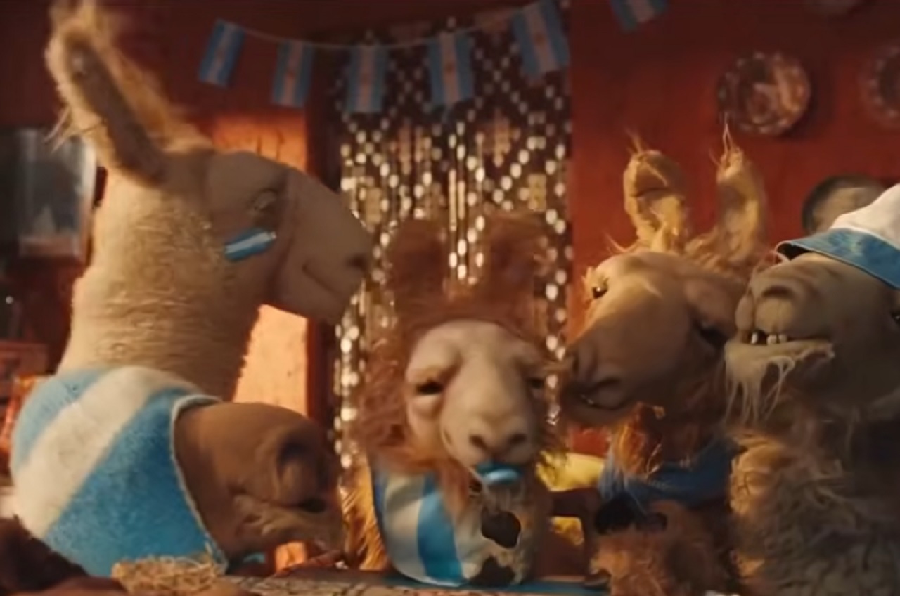 La Llama Que Llama chicaneó a Adorni: