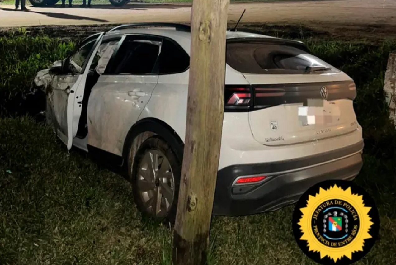 Adolescente perdió el control del auto y terminó en una cuneta