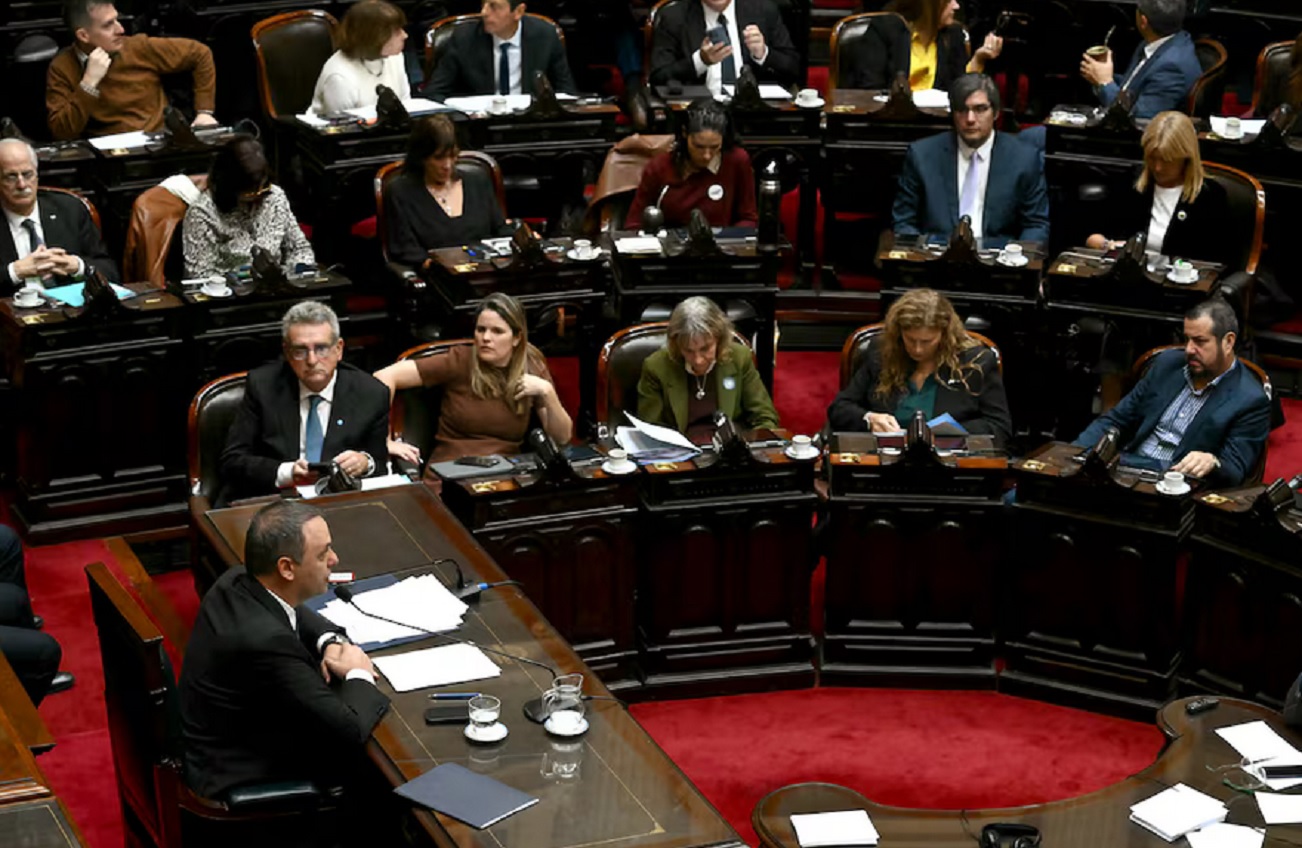 Piden moción de censura para Adorni