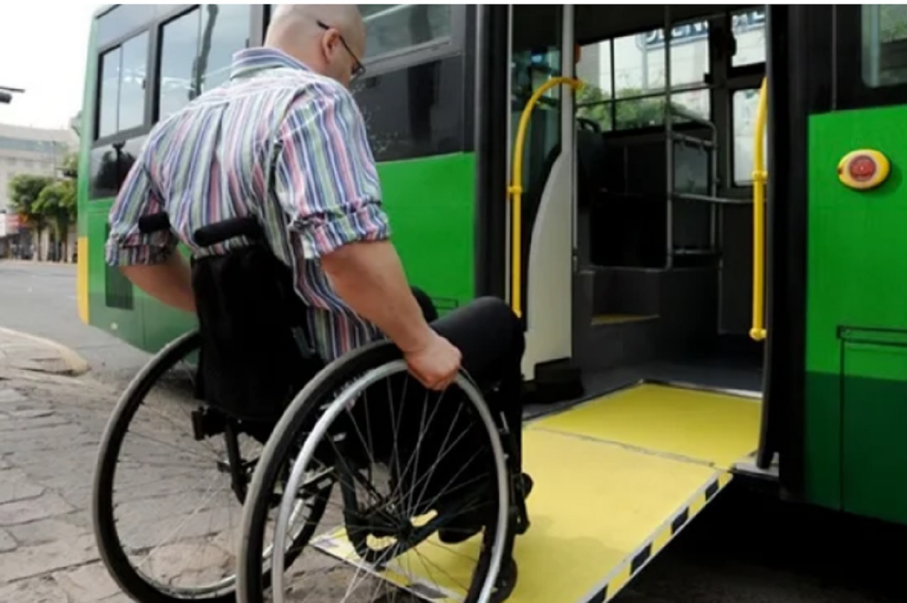 El Gobierno anunció que las personas con discapacidad podrán viajar en trenes y colectivos sin certificado