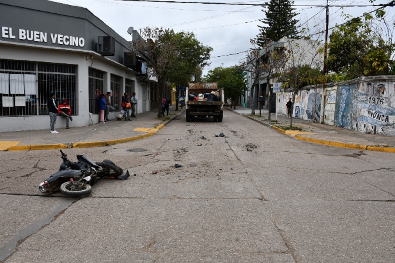 Falleció motociclista que chocó con un camión recolector de residuos