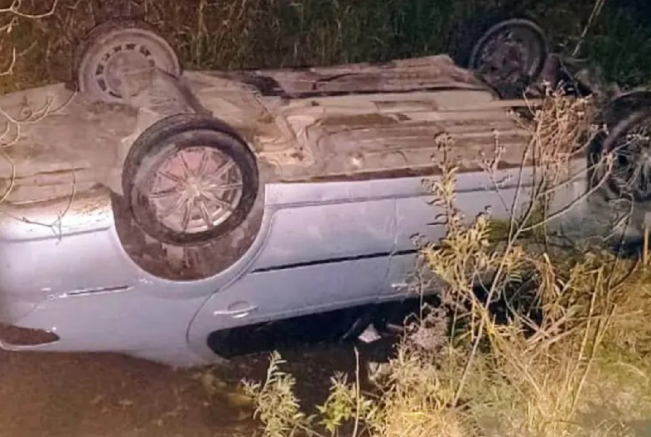 Iba con su familia, intentó estacionar sobre la banquina y cayó a una alcantarilla con agua