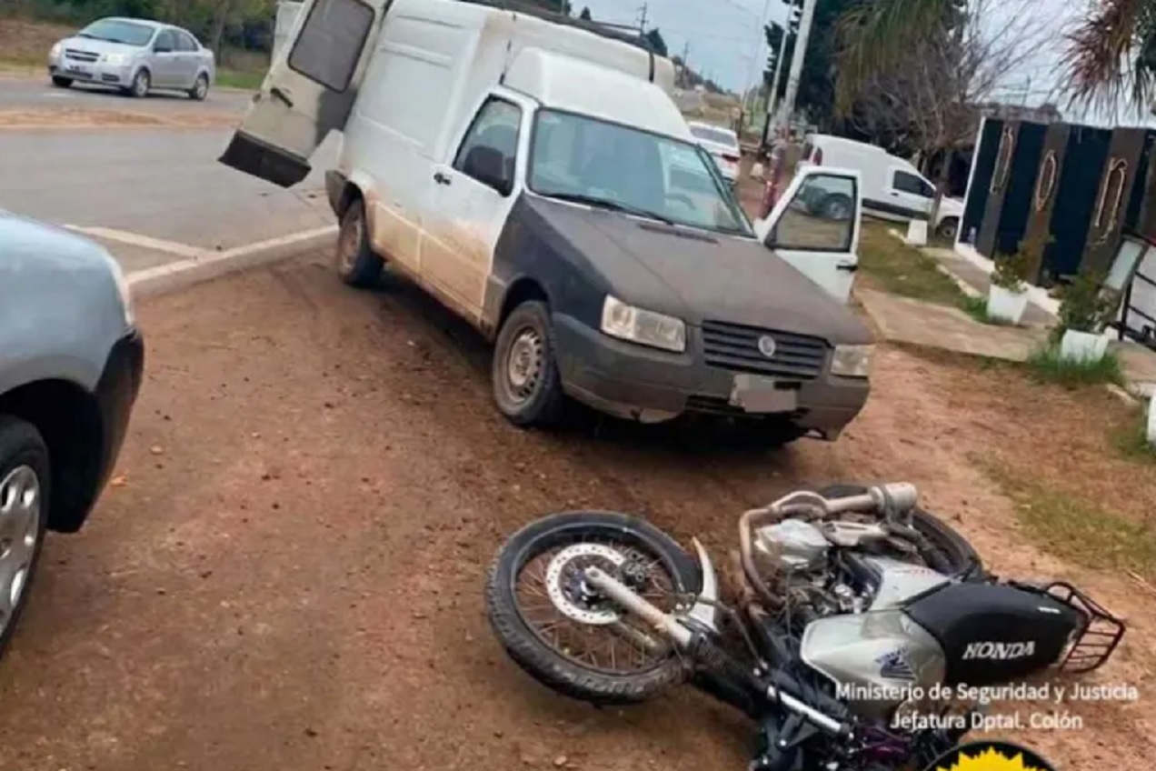 Ruta 130: motociclista sufrió fracturas graves al chocar con una furgoneta