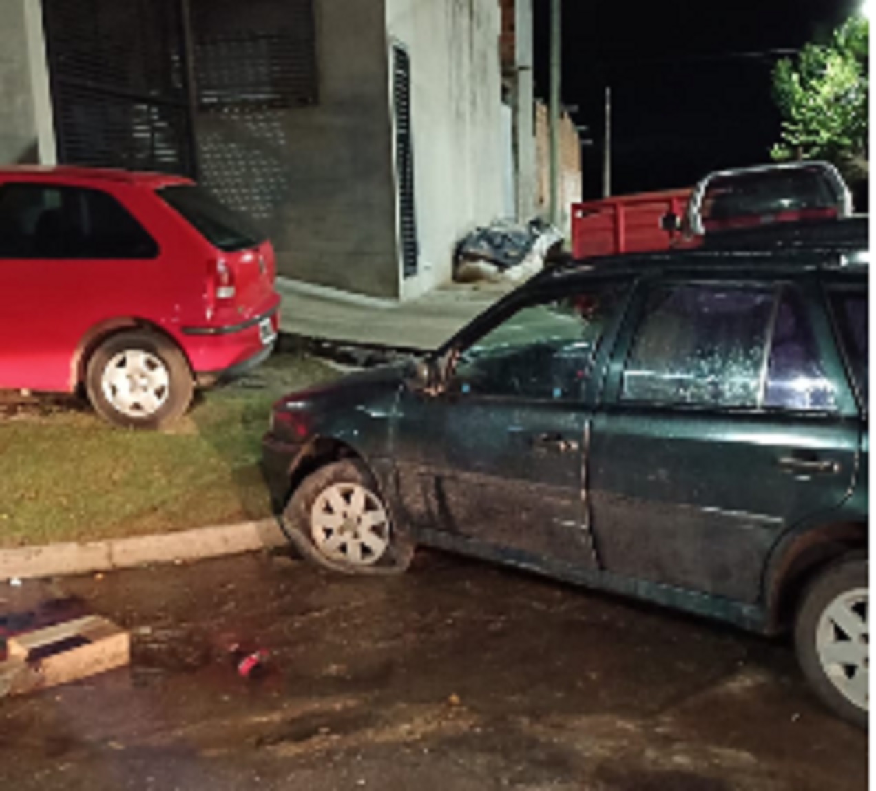 Manejaba con 1,83 gramos de alcohol en sangre, realizó maniobra peligrosa y terminó dañando el auto contra un cordón