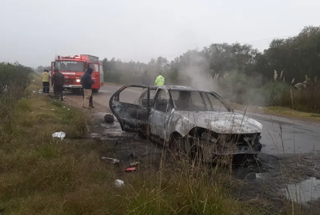 Auto impactó contra un bache y luego se incendió