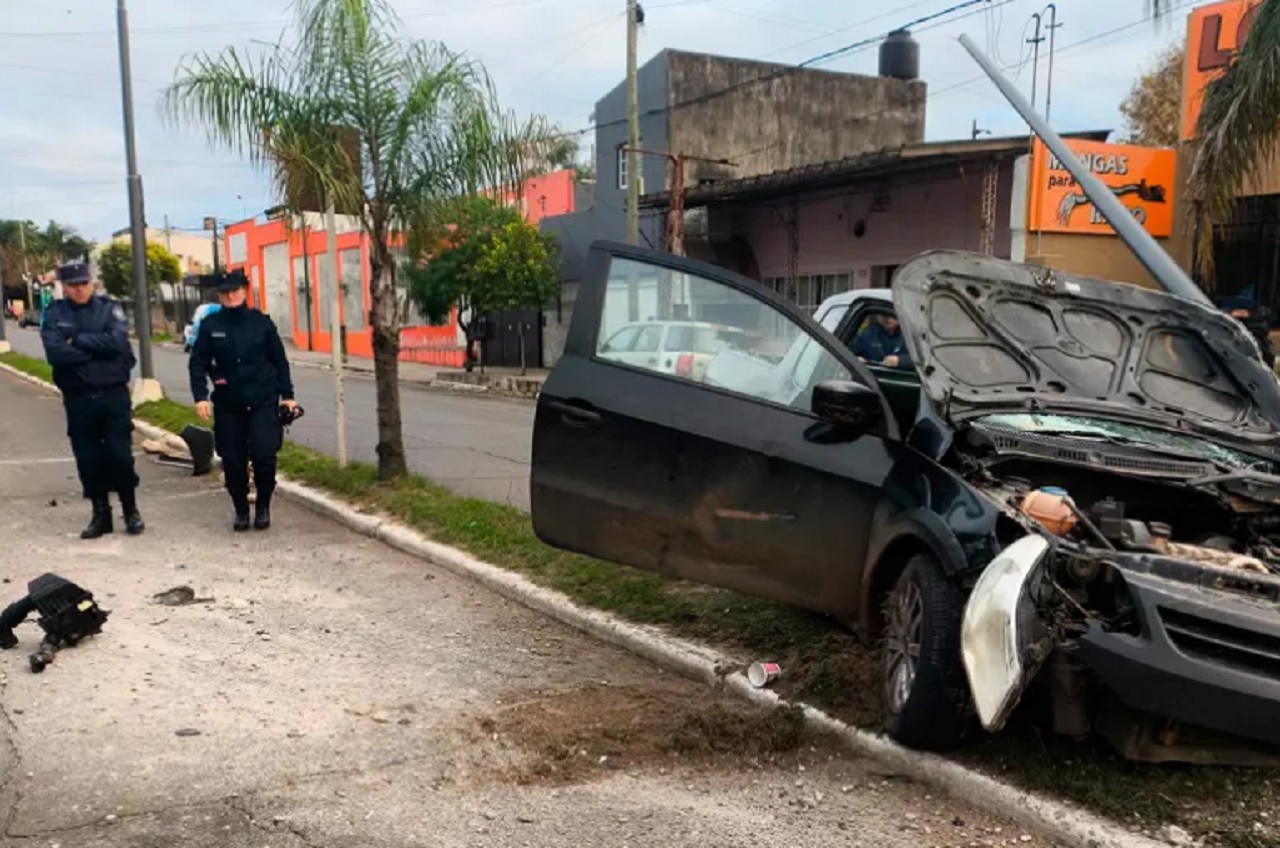 Conductor destrozó su camioneta al chocarla contra una columna de alumbrado