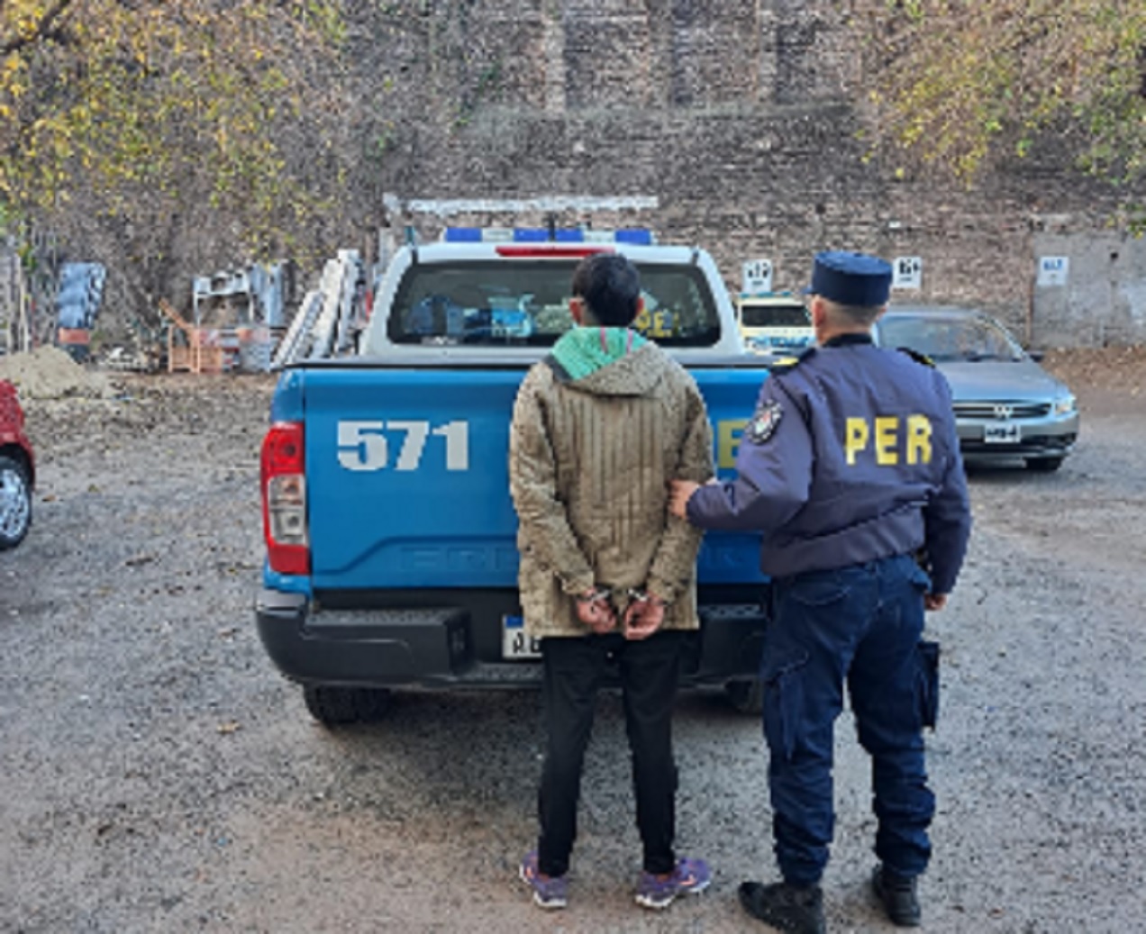 Recuperaron entre pastizales dos motosierras y herramientas robadas. Un detenido