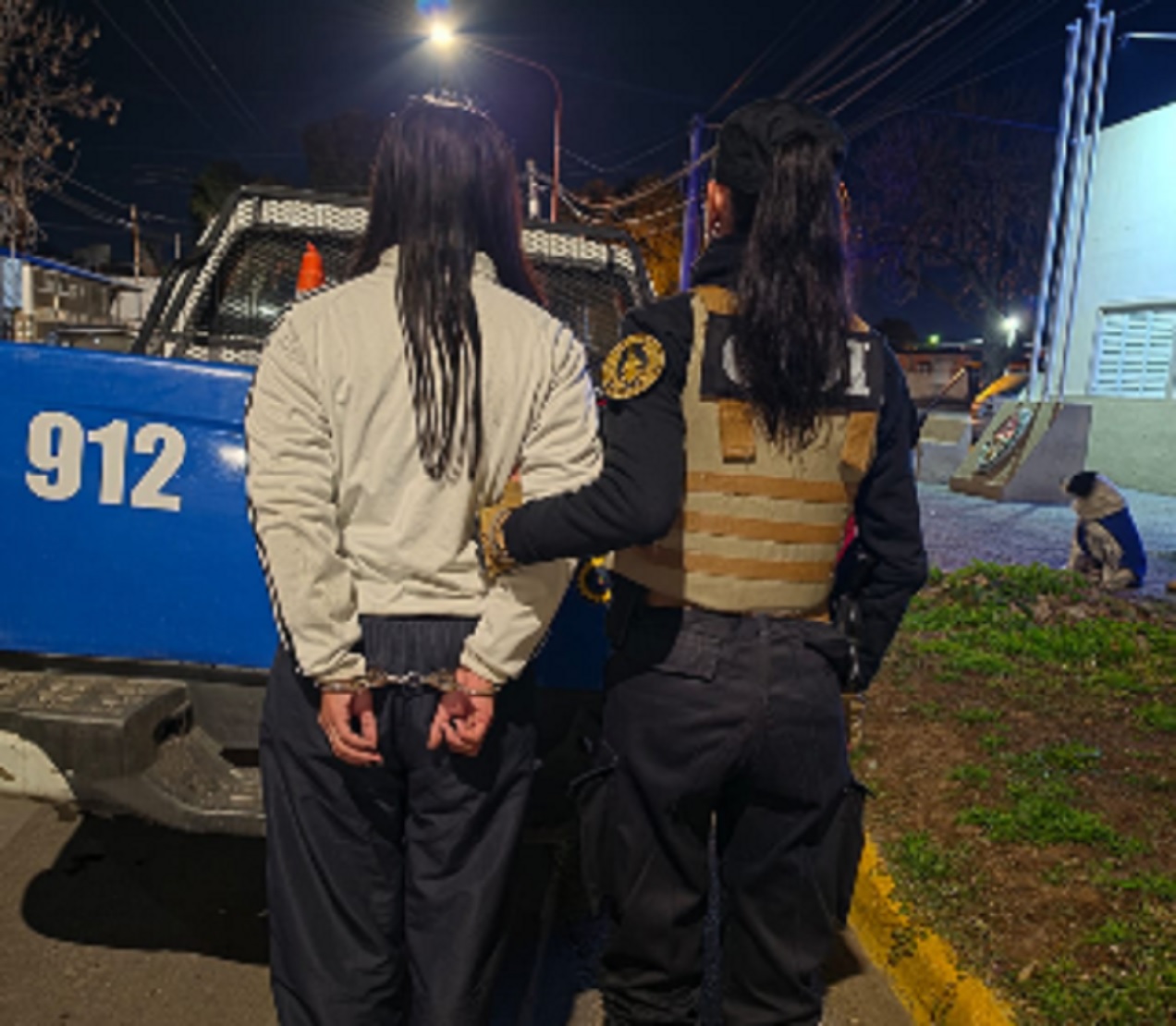 Una mujer fue golpeada por dos personas y amenazada con un arma de fuego