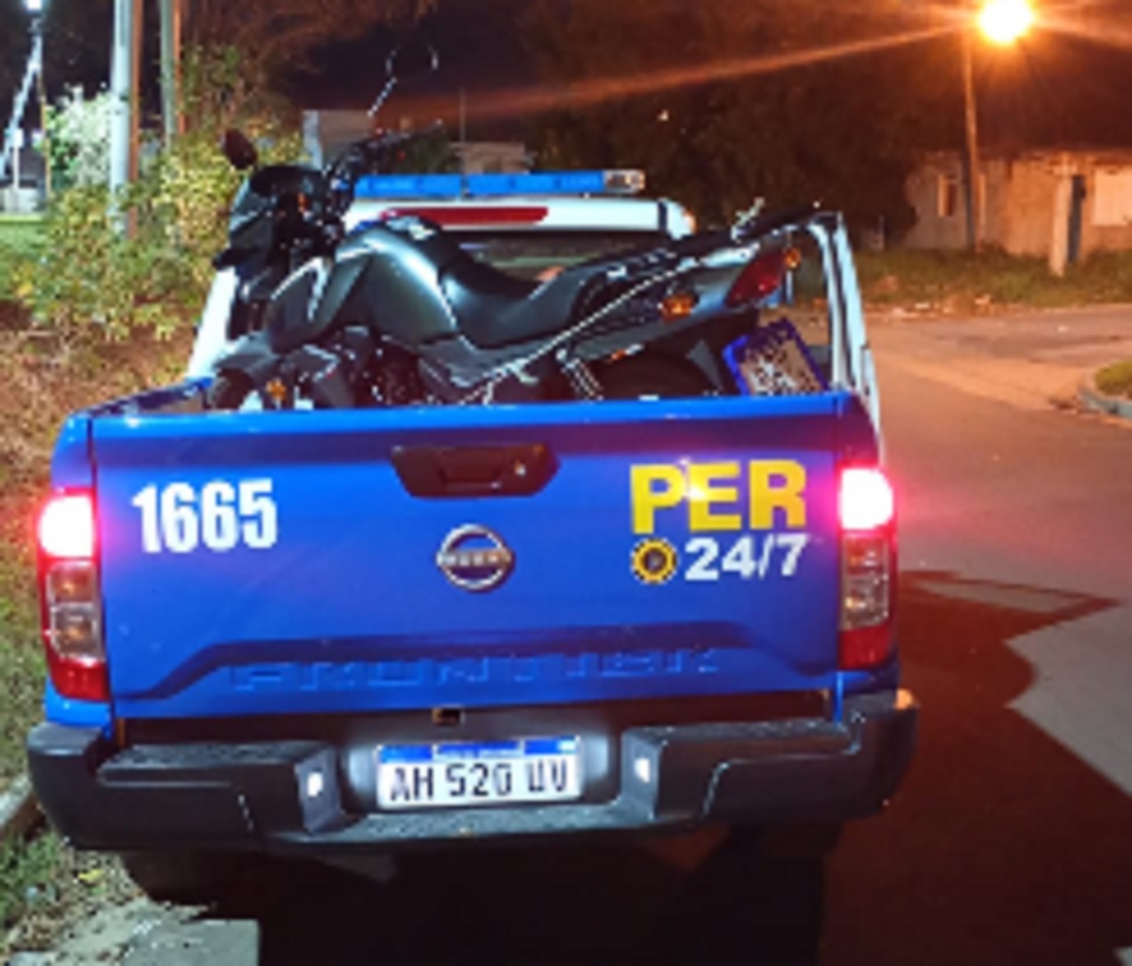 Dos colombianos se trasladaban en una moto sin documentación ni licencia de conducir