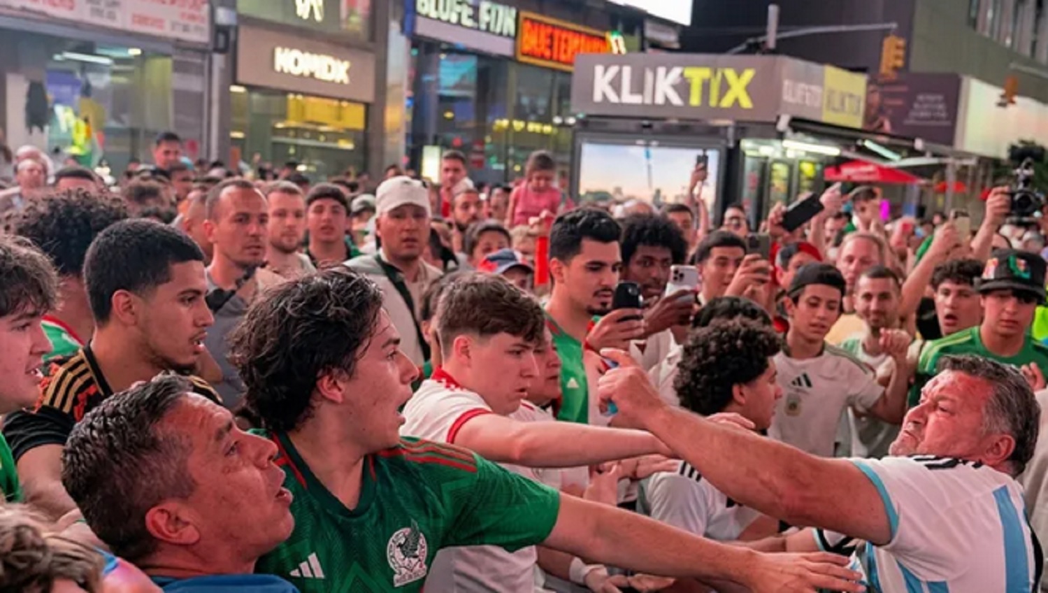 Tensión en Nueva York: hinchas argentinos y argelinos terminaron a las piñas antes del debut en el Mundial