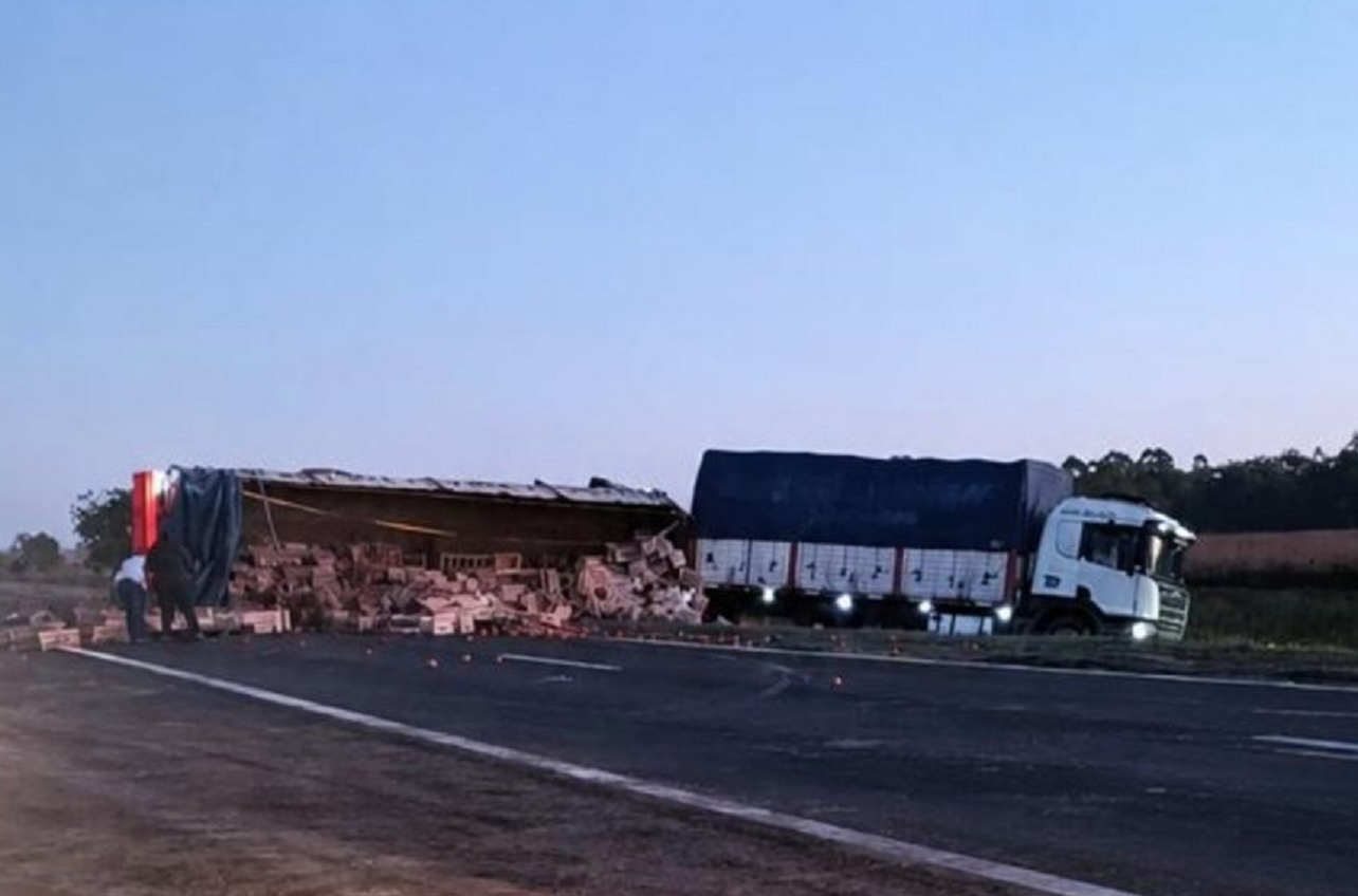 Ruta 12: Volcó un acoplado, la carga quedó sobre la cinta asfáltica y provocó un corte total