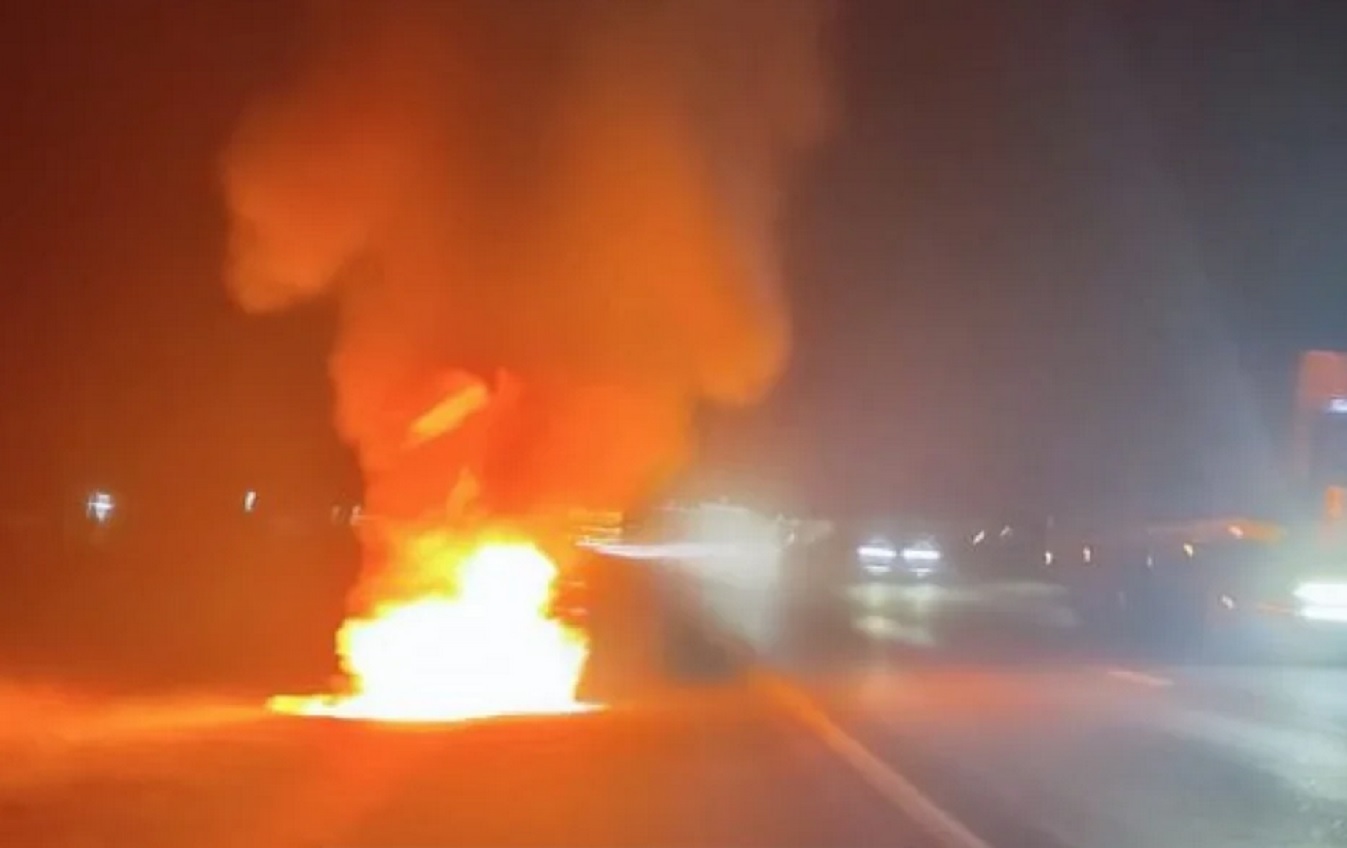 Una camioneta sufrió pérdidas totales tras incendiarse