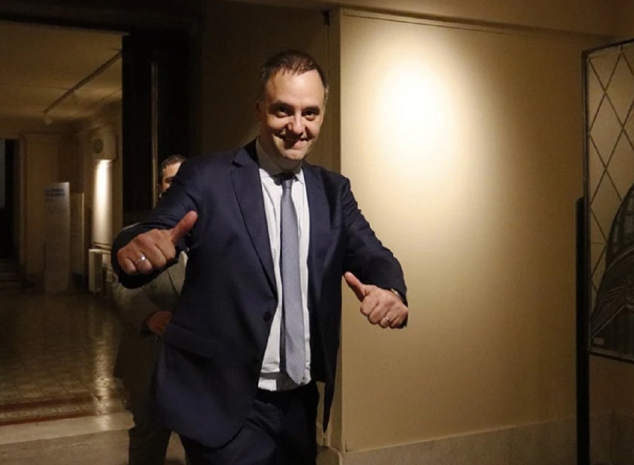 Revelan que Adorni se gastó 8 millones en sábanas de lujo
