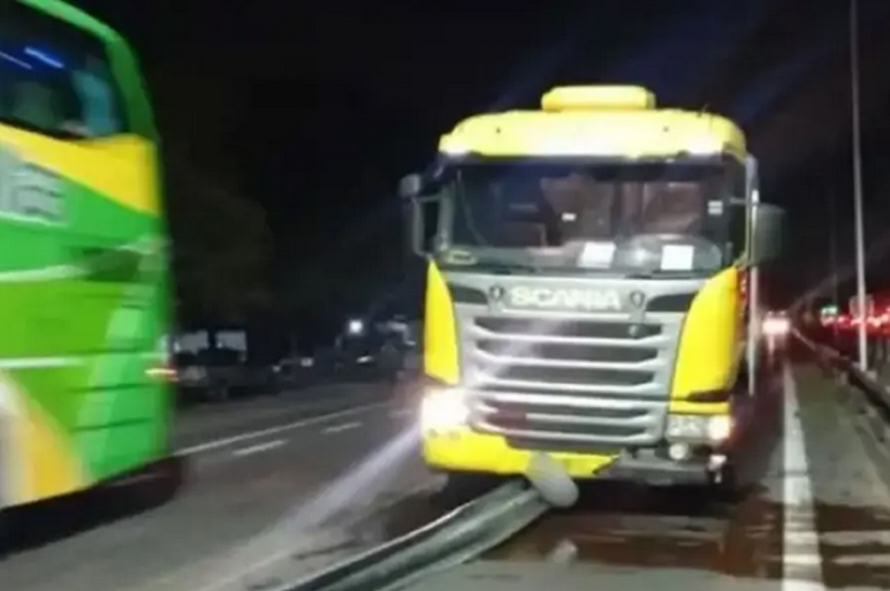 Accidente en la Ruta 168: camión chocó con un guardarraíl y hay demoras