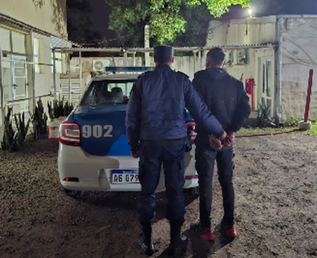 Robó elementos del interior de un vehículo y fue detenido