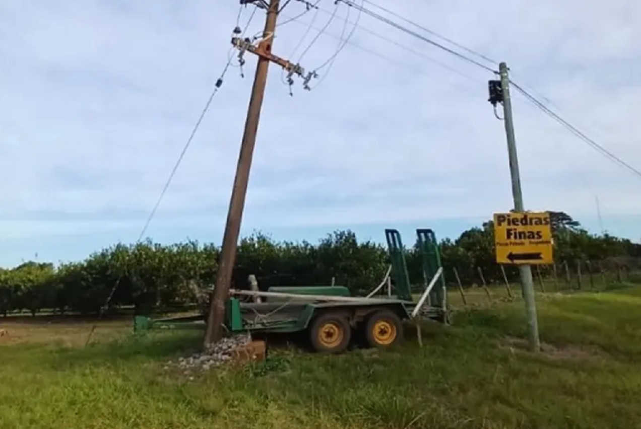 Acoplado chocó una columna y dejó sin energía a gran parte de Chajarí