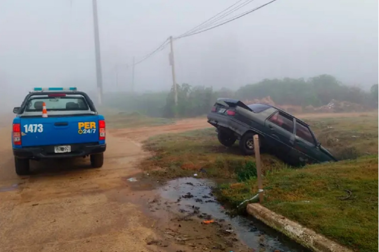 Un auto cayó en una zanja: la conductora adujo que fue por la niebla