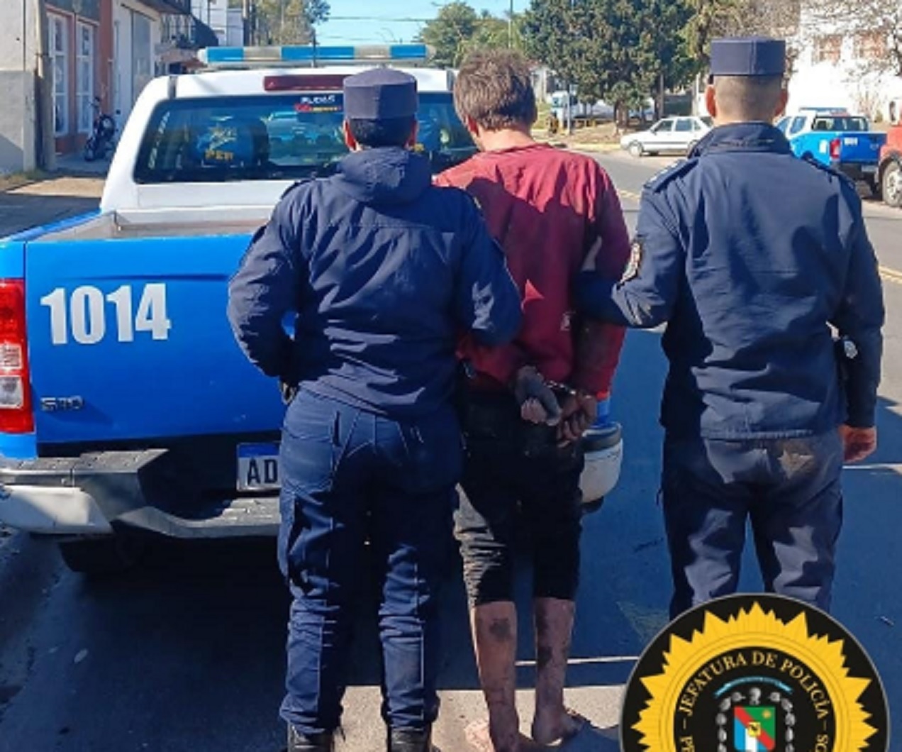Lo buscaba la policía, quiso resistirse y fue detenido pese a que un grupo de personas quiso impedirlo