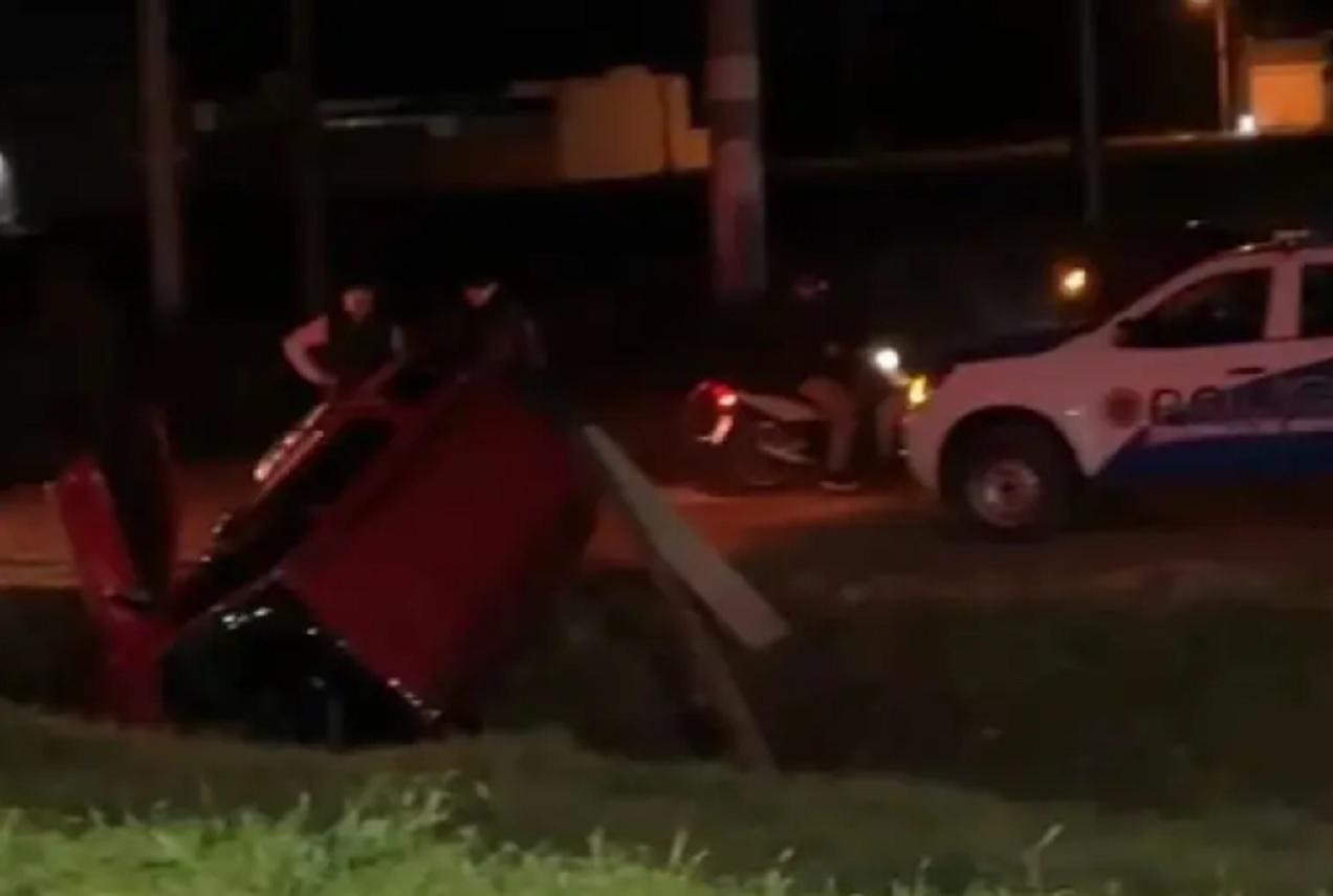 Auto despistó y terminó en un zanjón. Rescataron a una pareja