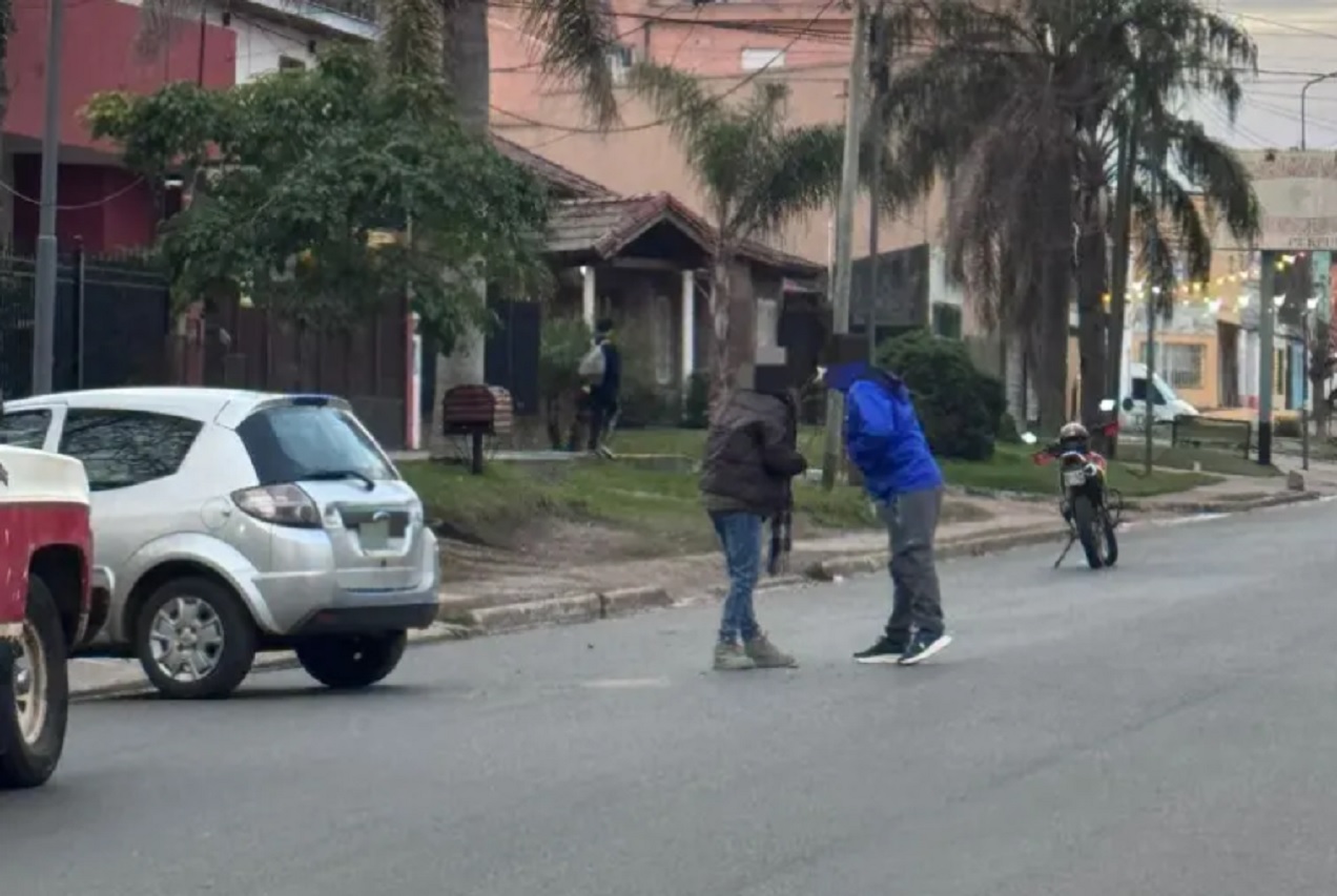 Concordia: Ingresaba el auto al garaje, no pudo frenarlo y chocó a una moto