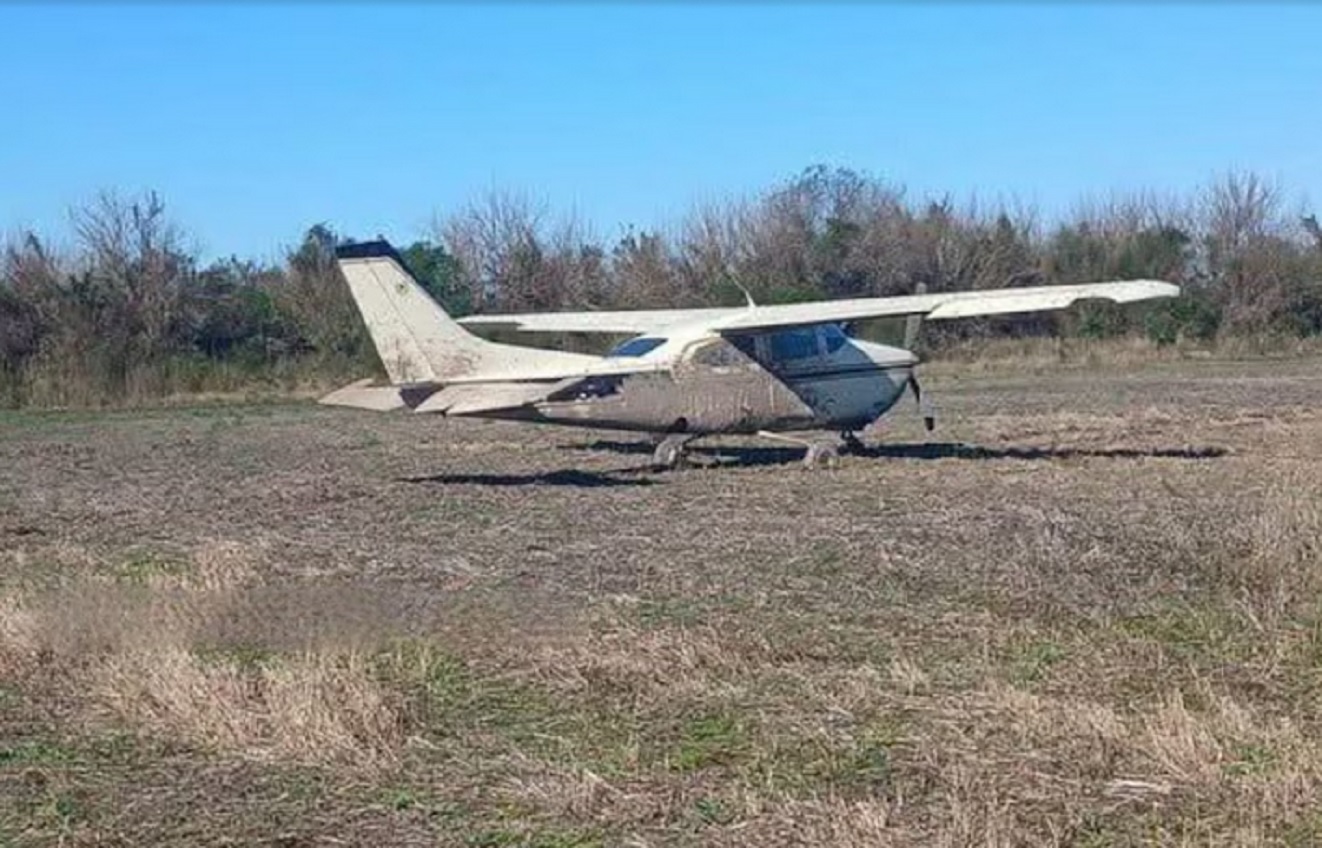 Hallaron una avioneta abandonada en un campo de Santa Fe e investigan su vínculo con el narcotráfico