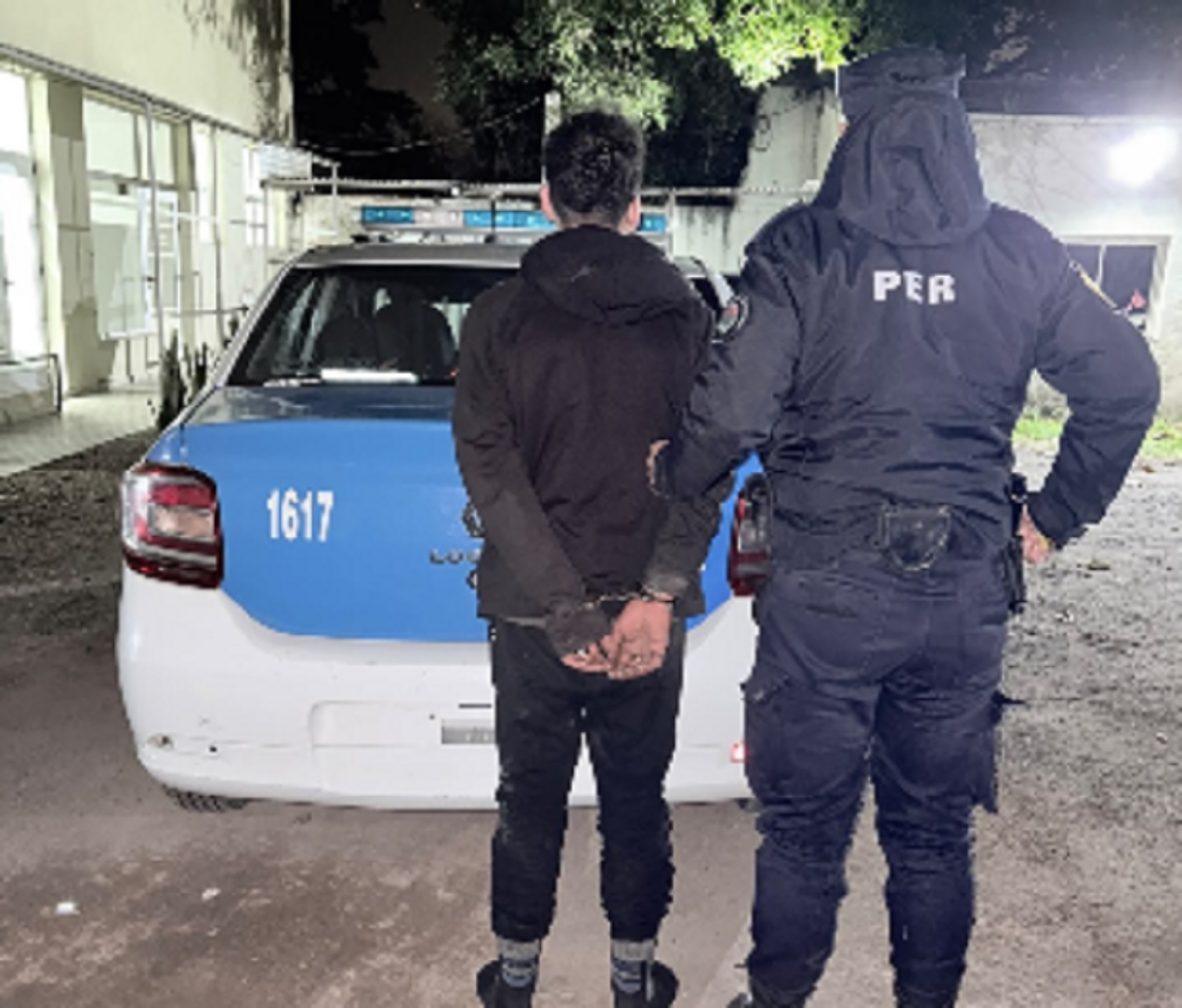 Merodeaba en techos, llegó la policía y el individuo ropió una ventana para meterse en una vivienda