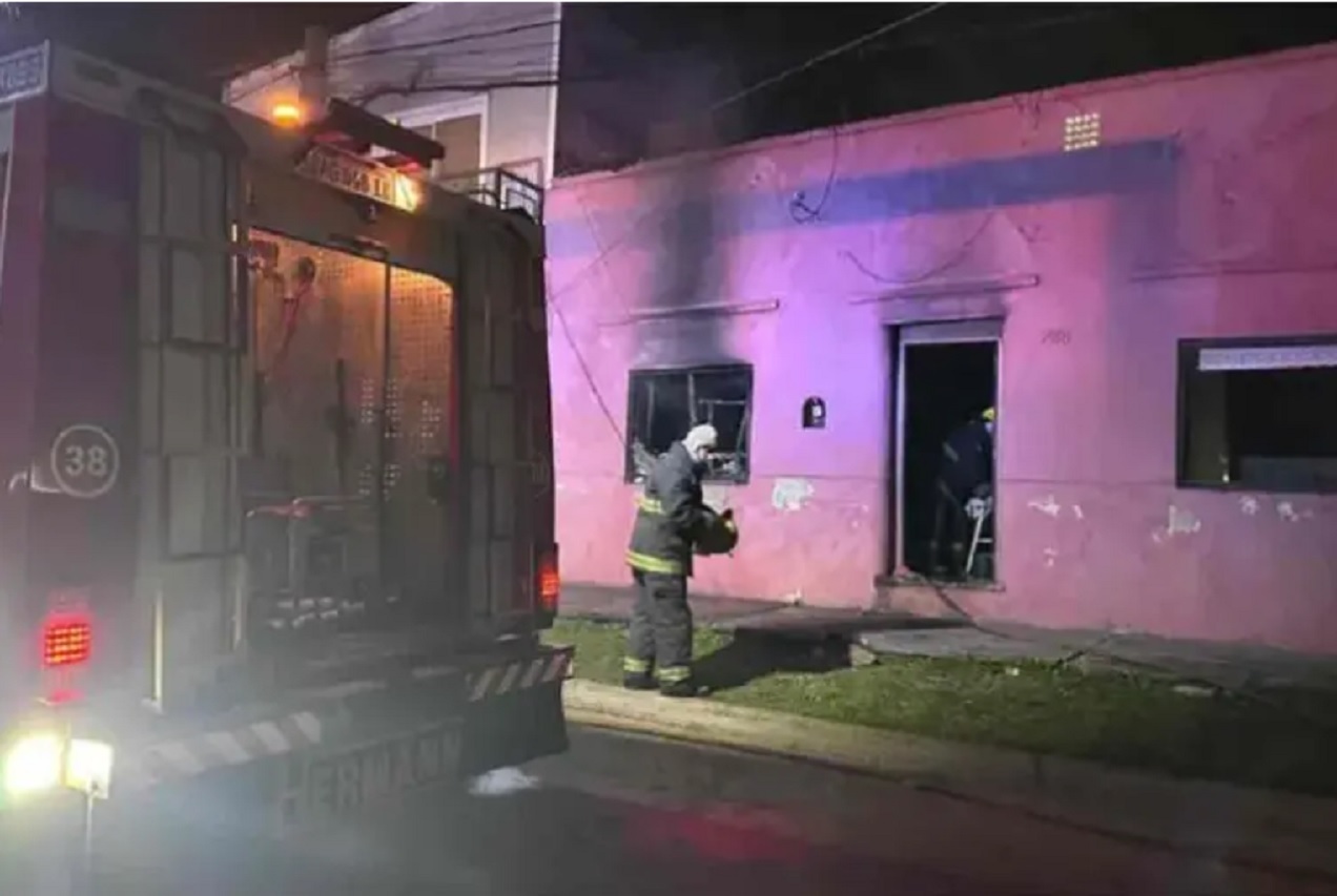 Una persona sufrió quemaduras tras el incendio de una vivienda