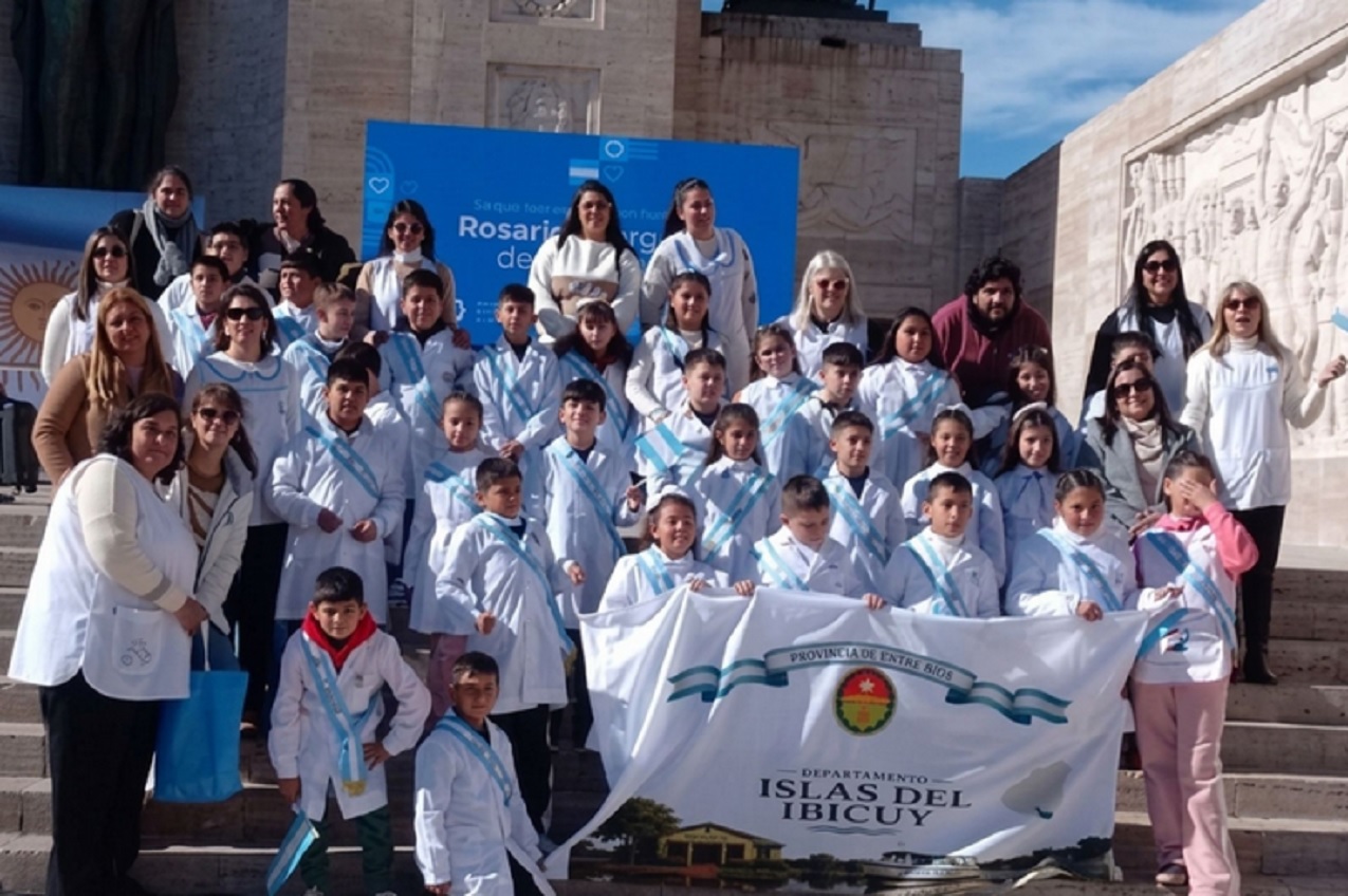Estudiantes de Islas del Ibicuy realizaron la promesa de lealtad a la Bandera en Rosario
