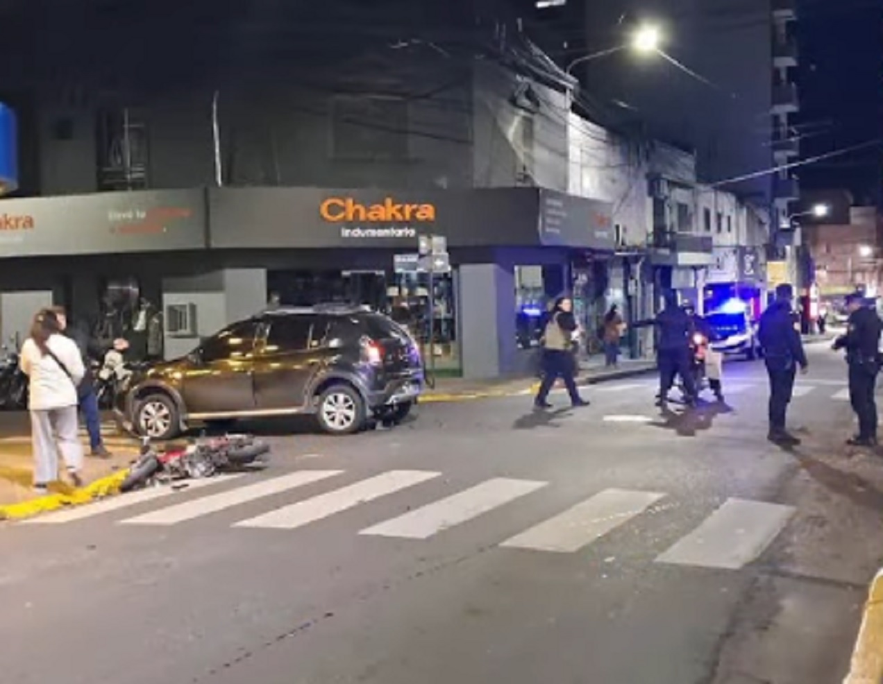 Chocaron un auto y una moto en una esquina céntrica