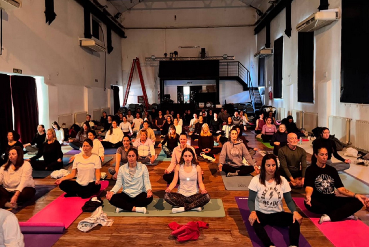 Más de 700 personas celebraron el Día Internacional del Yoga